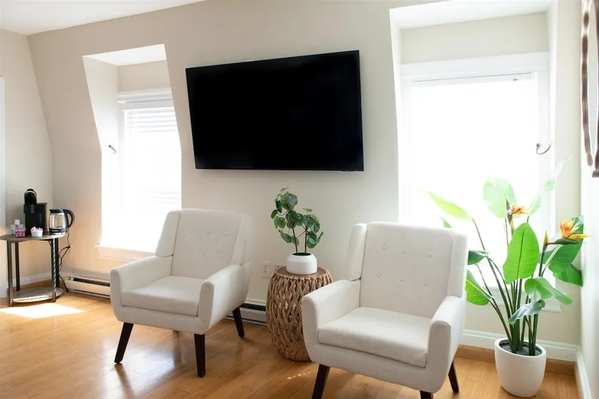 Unit 4 1 BR - Historical Building Market Square - Image 1