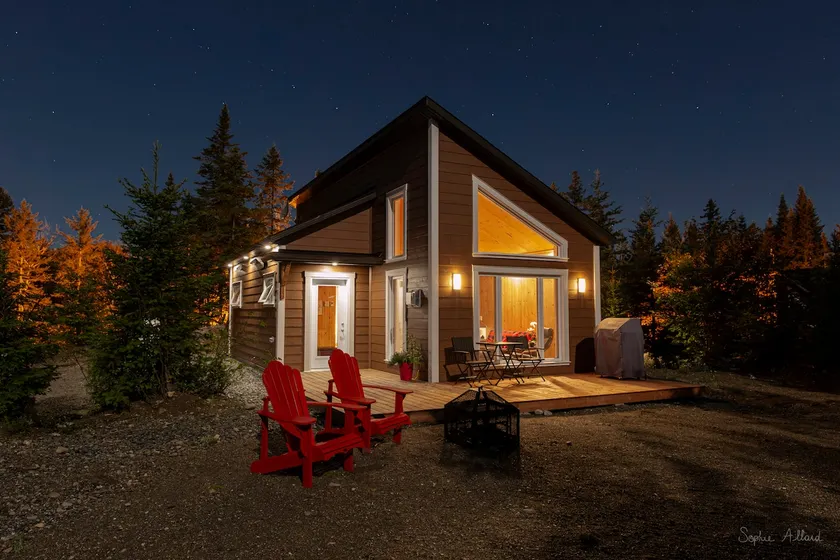 1-bedroom cottage with king bed & private hot tub – Esker Nature - Image 1