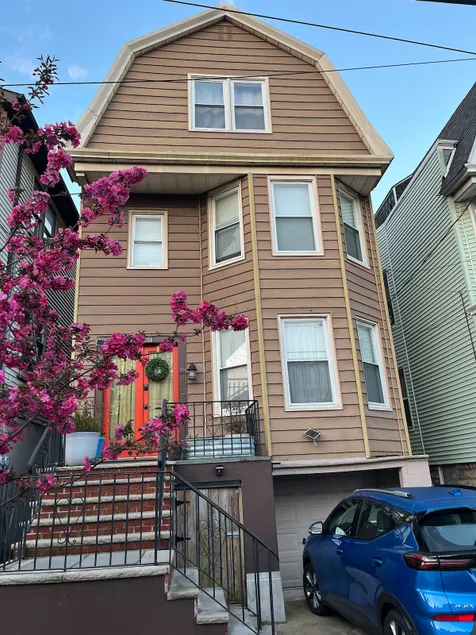 Chic Family Home-Quick Ride to NYC & Opt 4th Rm! - Image 1