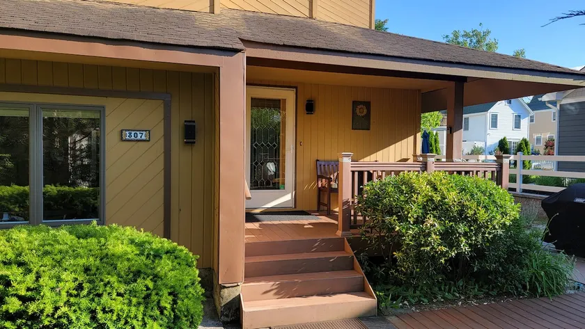 Spacious Beach House Retreat, 1 1/2 Blocks From Ocean! - Image 1