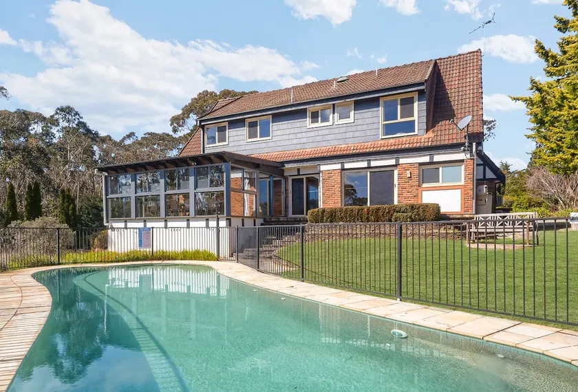 Holiday Home in Wentworth Falls • 6 Ensuites - Image 1
