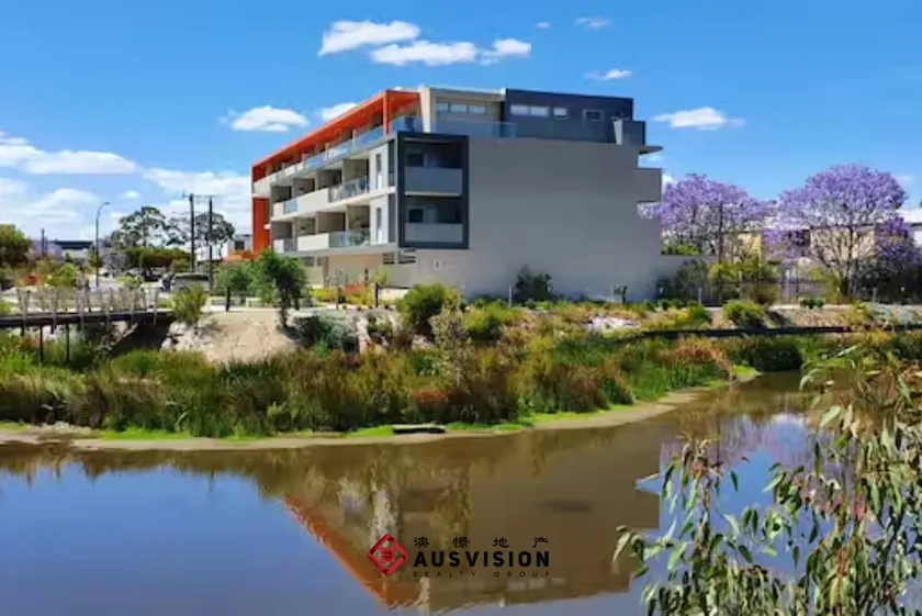 Lakeside Executive Retreat near Westfield Shops - Image 1