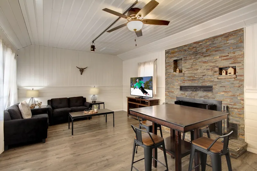 Pineda Pines: Cabin Minutes from The Village - Image 1