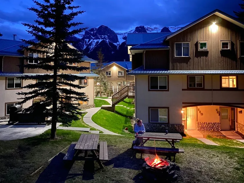 Newly Reno/2 BR 1.5 Bath/Sleep 8 A/C @Banff gate - Image 1