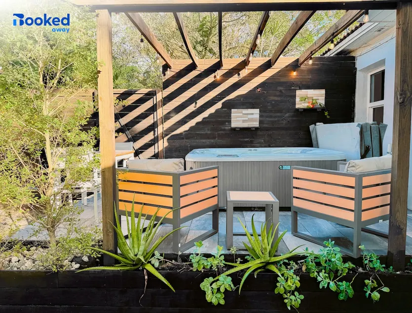 House with Hot Tub, 10 mins to the Beach - Image 1
