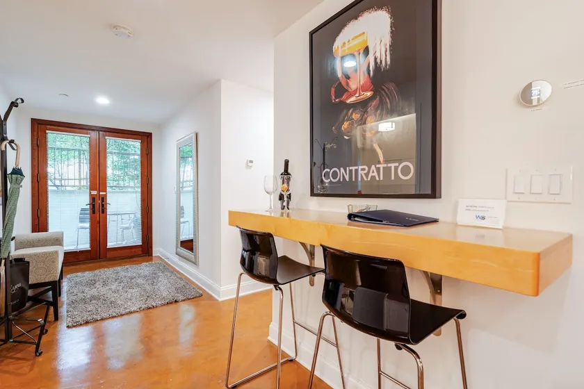 Stylish Spacious Greentree Apartment - Image 1
