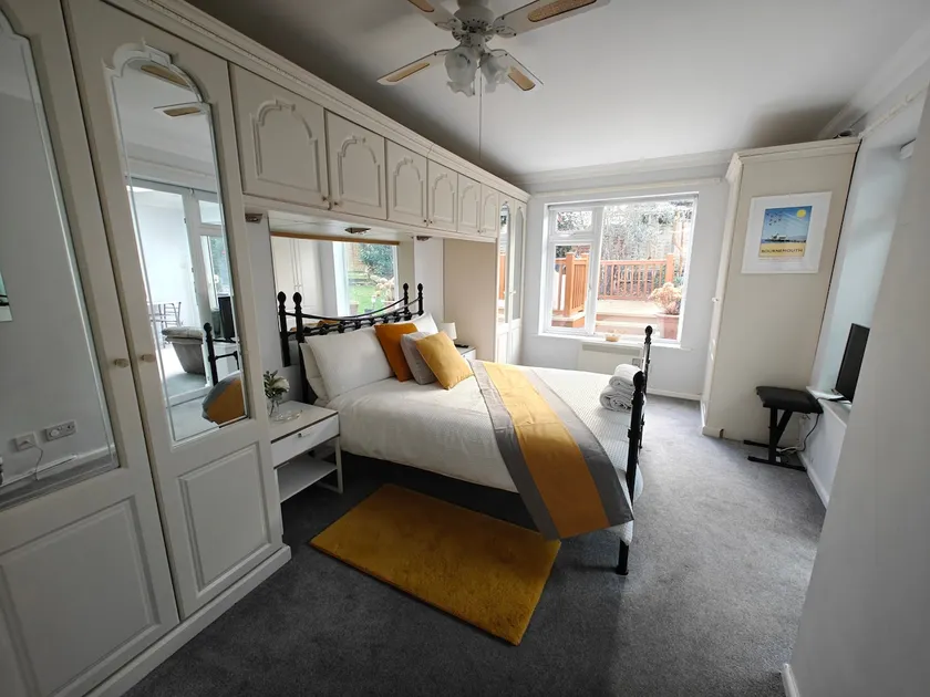 Beautiful & Spacious Modern Annex in Queens Park - Image 1