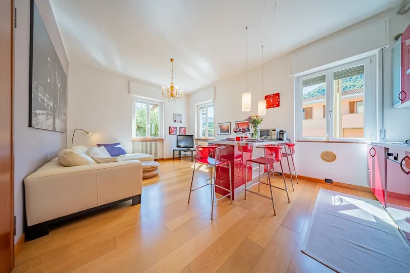 Apt Parda, Terrace, 10 min walk to Lake Como - Image 1