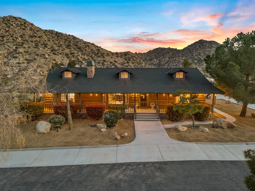 Valley View Ranch – Desert Views, Walk to Mane St - Image 1