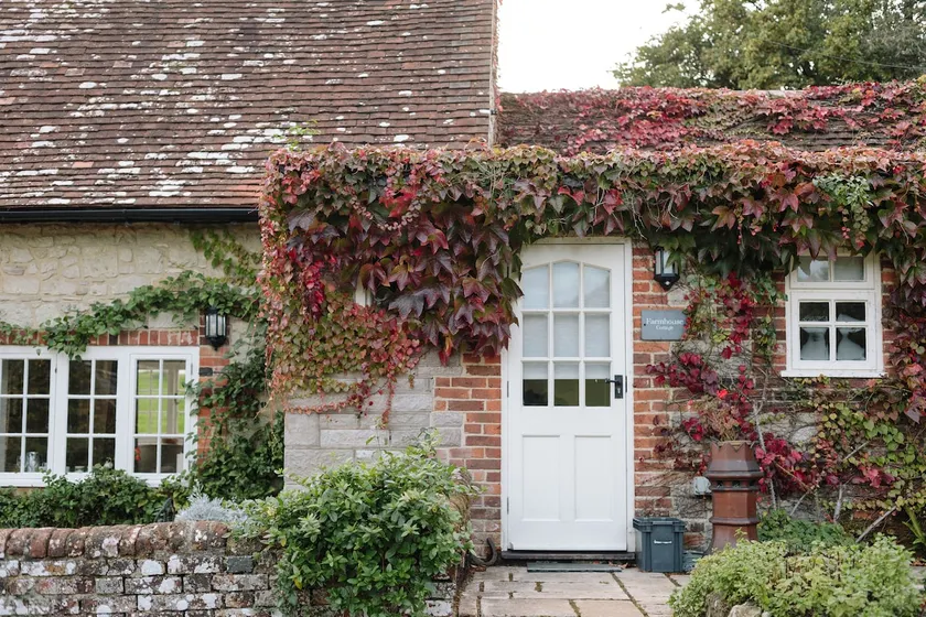 Farmhouse Cottage - Image 1