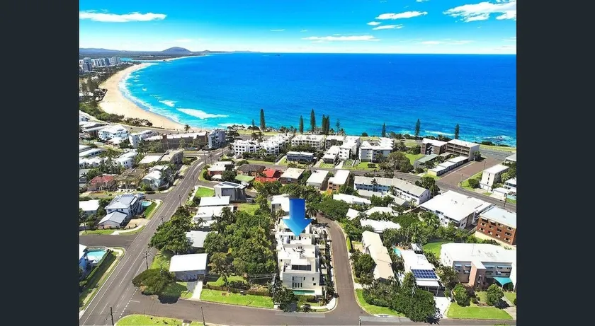 4 Bed Townhouse 200m to the Beach - Image 1