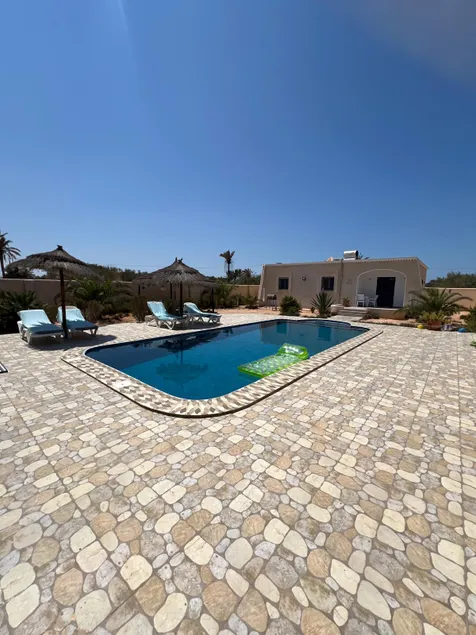 DAR ELYAS CHALET CON GRAN PISCINA PRIVADA sin frente CERCA DEL MAR! - Image 1