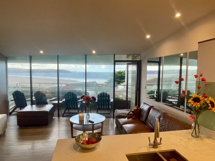 ”4 mins Bed 2 Beach” - Amazing views: 9 Oceanpoint - Image 1