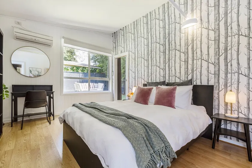 Renovated private unit & courtyard. Near transport - Image 1