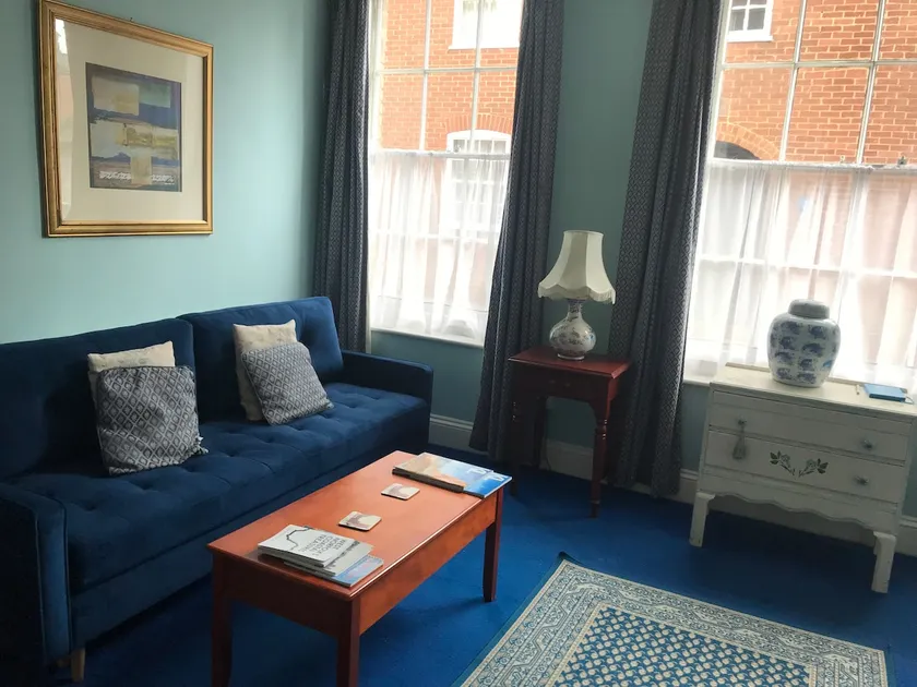Studio in Georgian townhouse with parking - Image 1