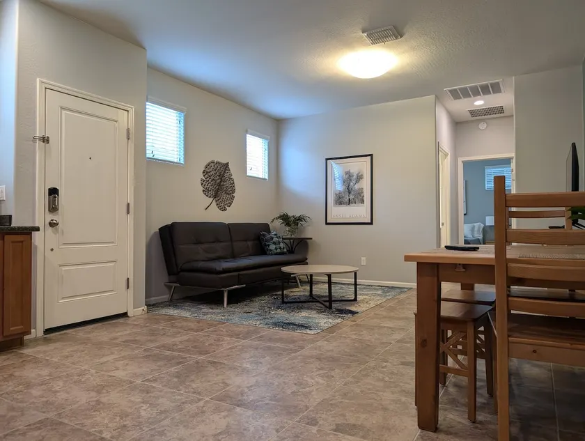 Private apartment, self check-in, driveway parking - Image 1