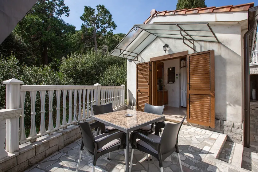 Bungalow with Sea View - Image 1