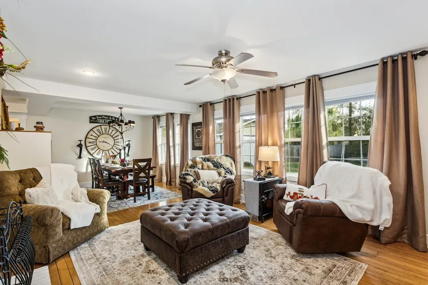 Welcome home to 3 bdrm/2 bath near airport - Image 1