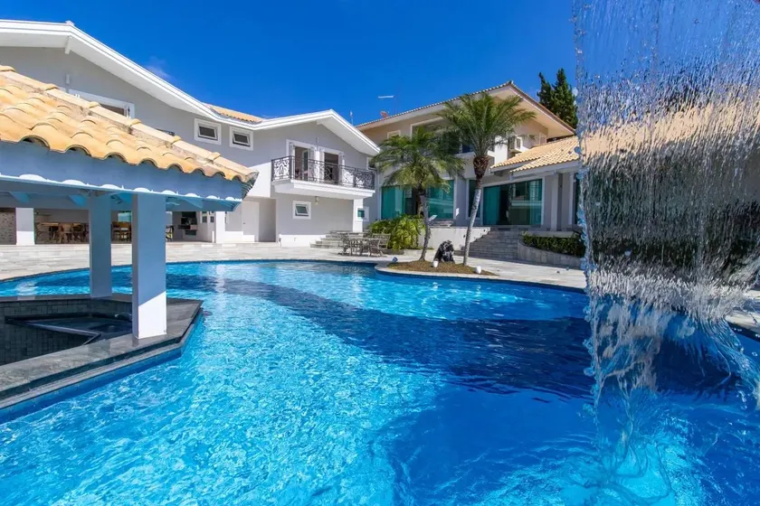 Luxury Retreat with Pool and Court 30 min from SP - Image 1