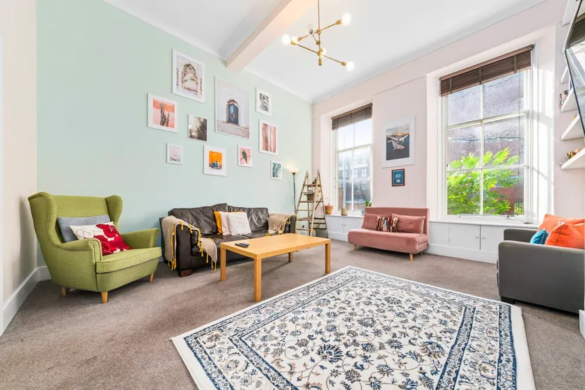 Vibrant Spacious Apartment In West End - Image 1