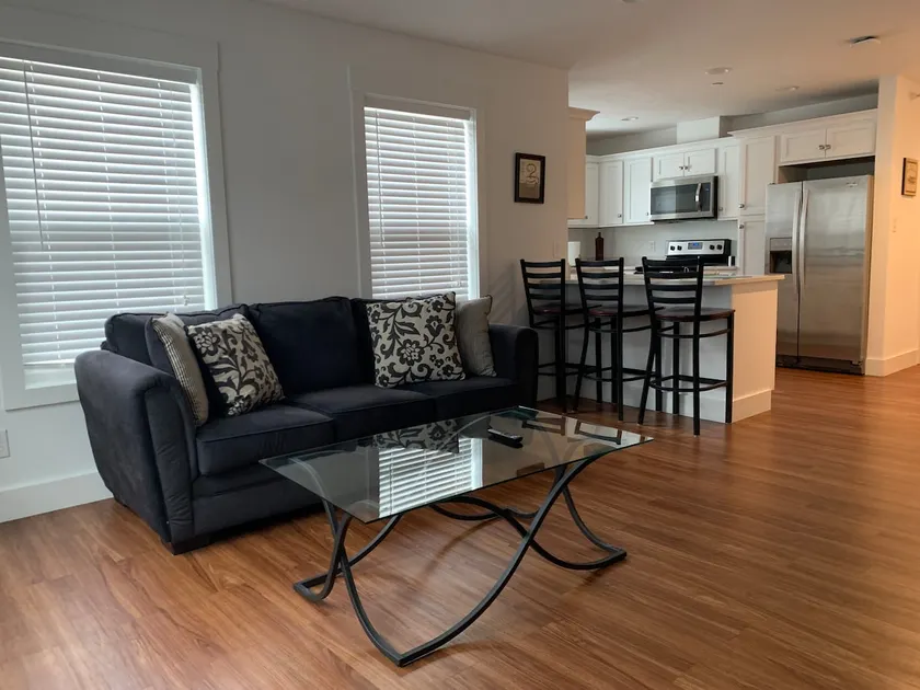 Modern & Bright in Prime Location - Image 1