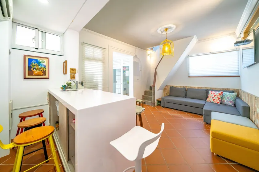 Entire Home 6–8 | 2 Parking | Near Train Station - Image 1