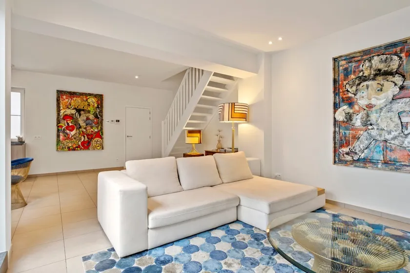 spacious apartment in a renovated mansion - Image 1