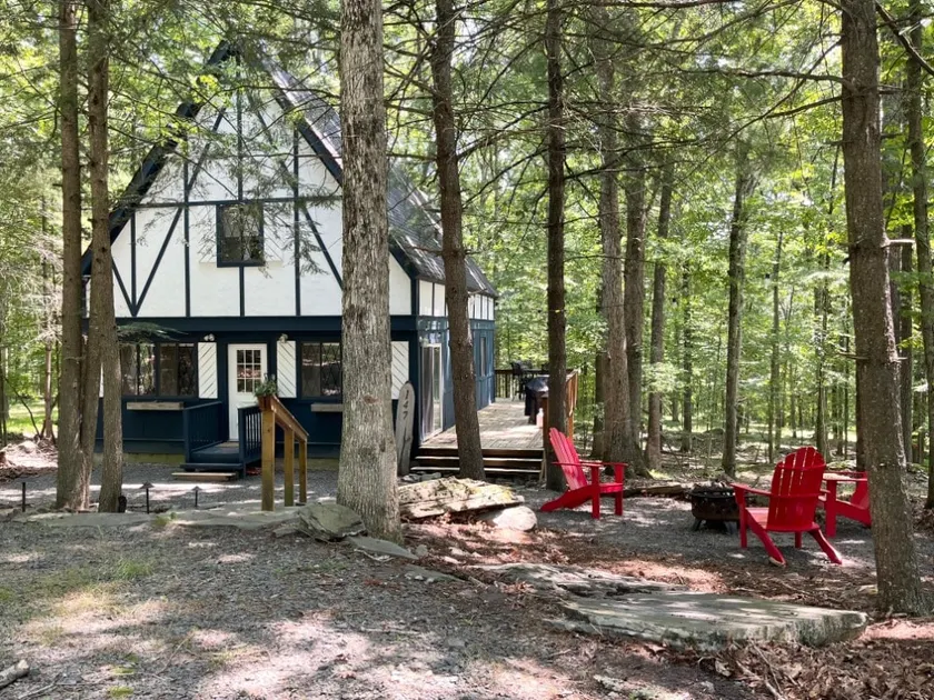 Secret Getaway Nestled in a Woodland Setting - Image 1