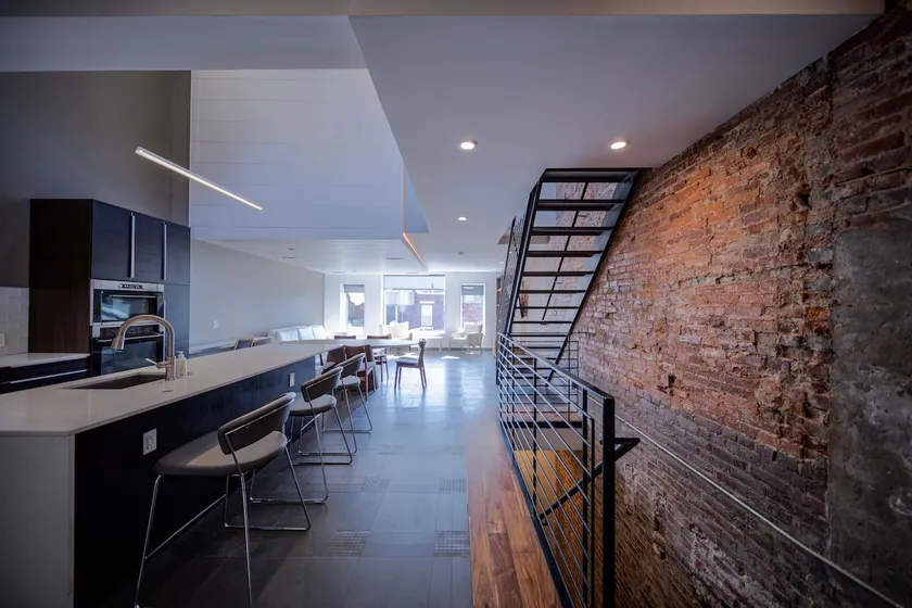 Stunning 3 Bedroom Penthouse with Roof Deck - Image 1