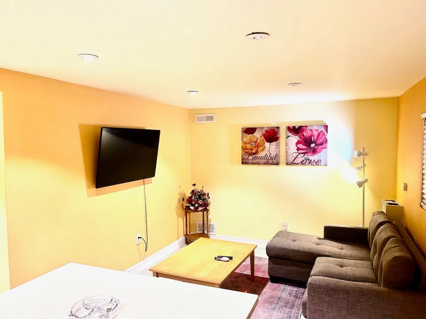 Cozy and Comfortable Guesthouse - Image 1