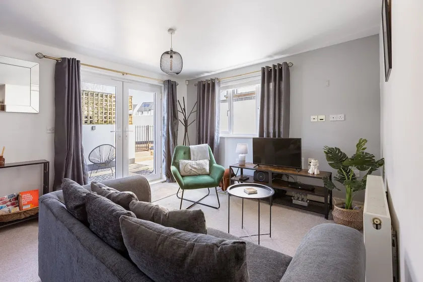 Stunning 2- Apartment with Courtyard garden - Image 1