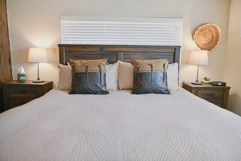 Steps from Main St/Private Entry Apt:King+Twin+Kit - Image 1