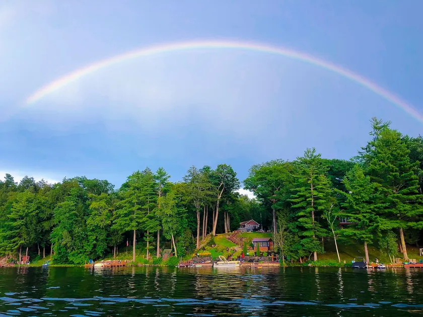 Dockside Manor, Lakefront Sleeps 21, jacuzzi, sala de juegos y bar, cerca de Lake George - Image 1
