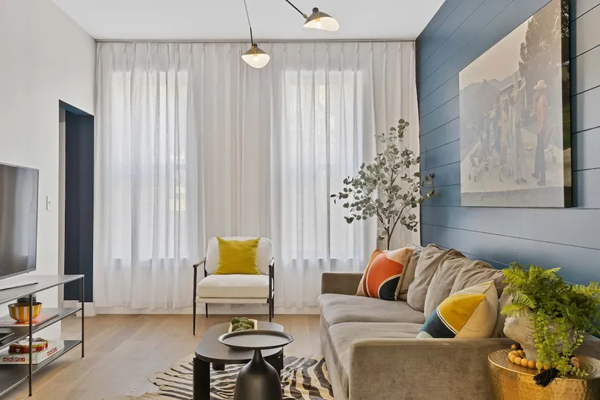 Cool Quiet Coach House, Private Access + Patio - Image 1