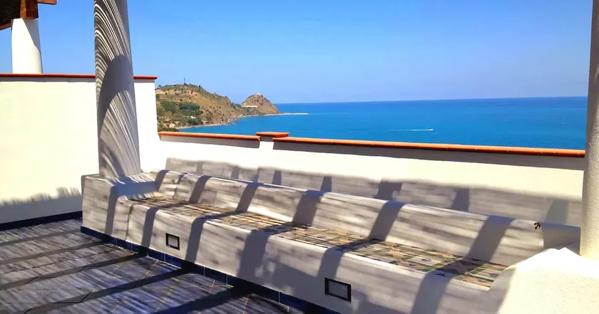 Apartment with terrace overlooking the sea and the Aeolian Islands - Image 1