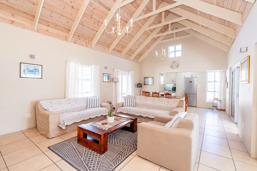 The Pelican - Stunning 3-Bedroom Holiday Home in Langebaan - Image 1