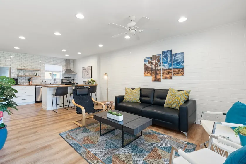 Modern & Bright 103, Heated Pool, Walk to Old Town - Image 1