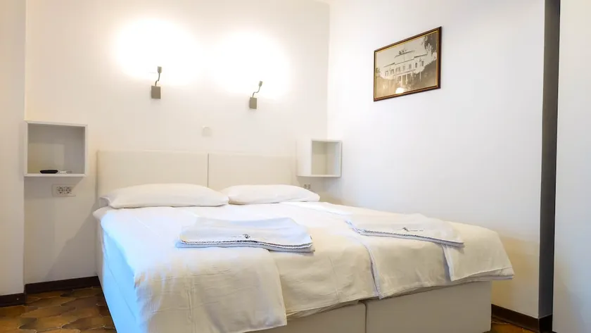 Spacious & Charming Apartment (FREE Parking) - Image 1