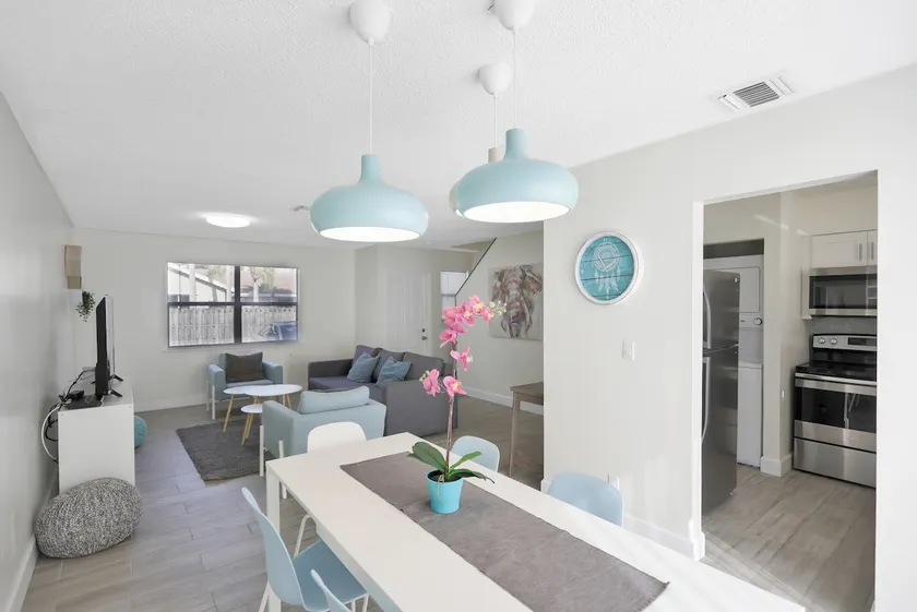 Luxurious and Modern Townhome by Sawgrass Mall 2BR - Image 1