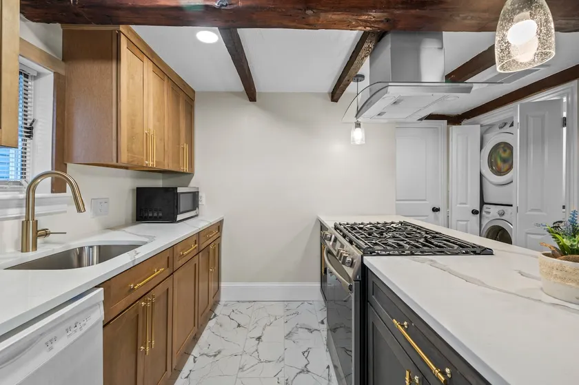 Newly renovated TWO bedroom -Close to sites/train - Image 1