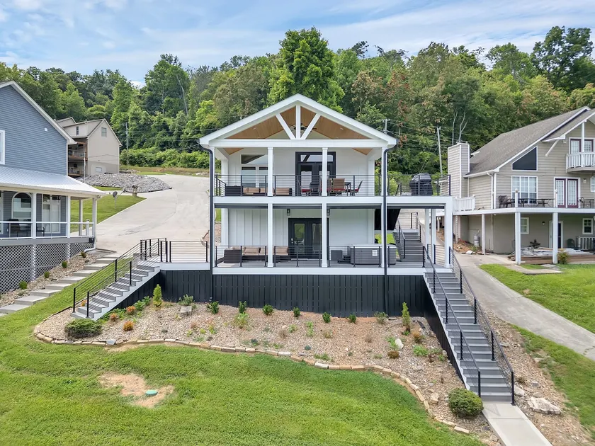 Mountain Lake Retreat w/ Concrete Walkway w/ Kayaks - Image 1