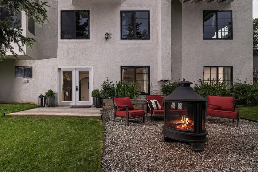 Private backyard, full kitchen, mountain views - Image 1