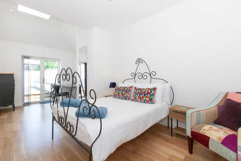 Luxury Garden Apt, Two Bed 2 En Suite with Parking - Image 1