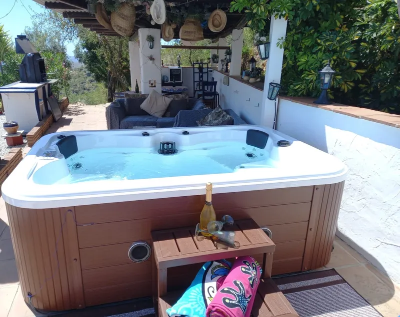 Stunning Apartment & Views, Lovely Pool & Jacuzzi - Image 1