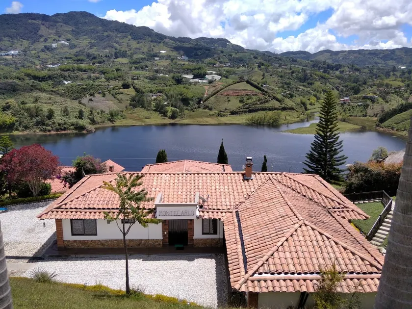 Montecarlo Country House with a full view of Guatape - Image 1