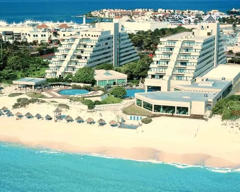 Deluxe Room in Oceanfront Resort - Image 1
