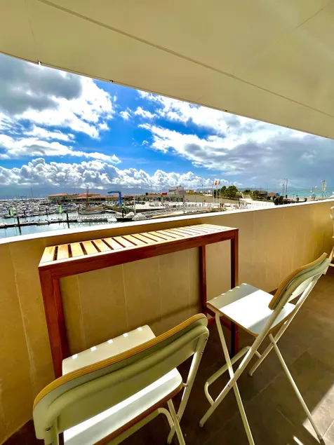 Excellent location with sea views - Image 1