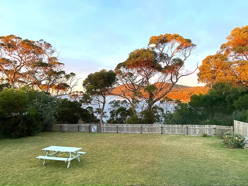 BICHENO BEACH BUNGALOW: Beautiful Waterfront Pad! - Image 1