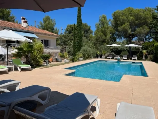 2 27m² rooms in a beachfront villa - Image 1