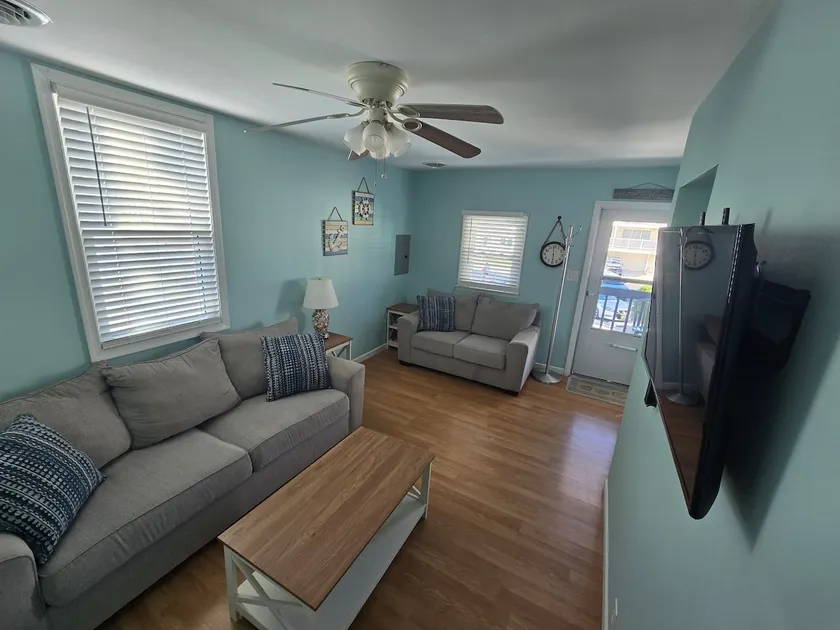 Convention center! 3 bedroom 3 off-street parking. - Image 1